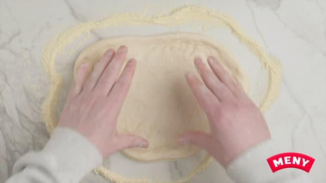 Strekk dem ut med hendene til ønsket størrelse og tykkelse. La kanten av pizzaen være litt tykkere.