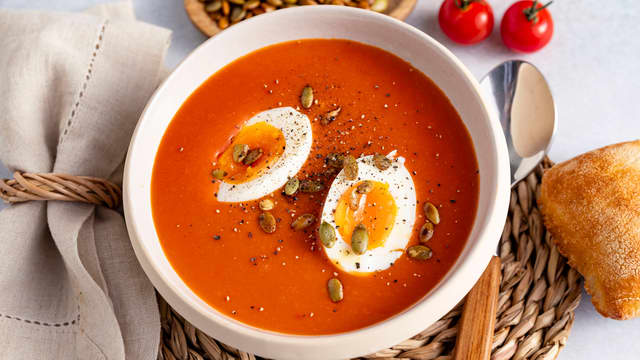 Rask tomatsuppe med smilende egg