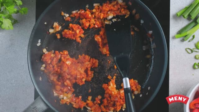 Tilsett karripasta og fres videre ett minutt.