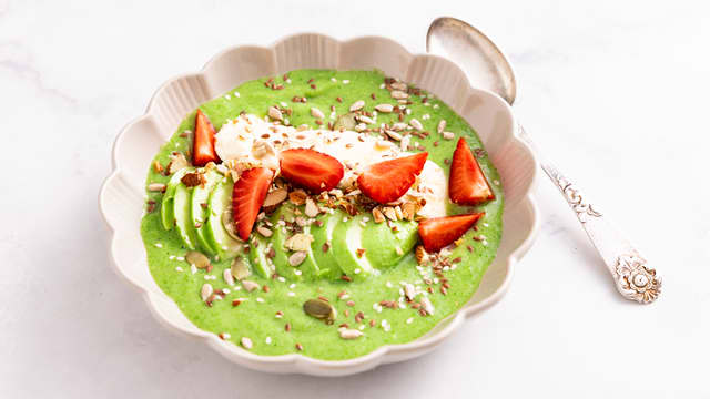 Smoothiebowl med brokkoli, mango, eple og ingefær