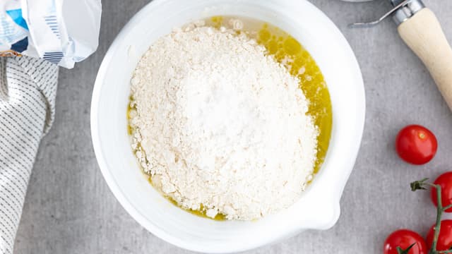 **Pizzadeig:** Ha gjær, salt og lunkent vann i en bakebolle og rør til gjæren er oppløst. Tilsett olivenolje og mel, men hold igjen litt av melet slik at du kan justere deigen underveis.