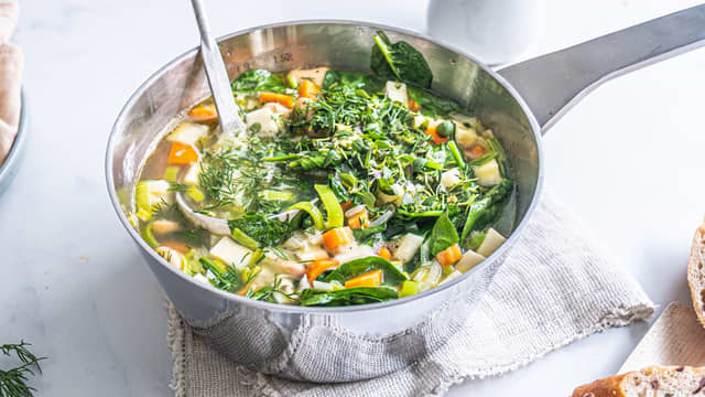 Kok opp og la det småkoke i ca. 20 minutter til alle grønnsakene er møre. Skjær pølsen i biter og ha det sammen med grønnkålen i suppen mot slutten av koketiden.