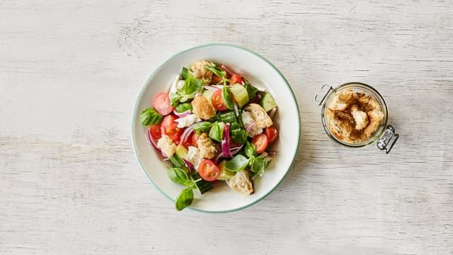 Tomat- og mozzarellasalat med hvitløkskrutonger