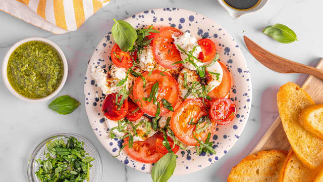 Ringle over godt med olje og drypp over balsamico. Dryss over flaksalt og kvernet sort pepper. Avslutt med grovhakket/revet basilikum.