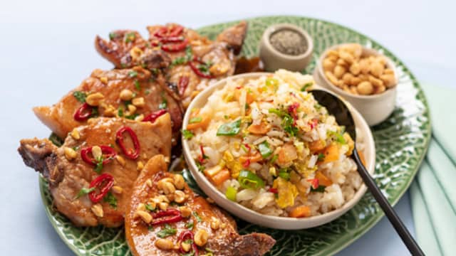 Svinekoteletter med stekt ris