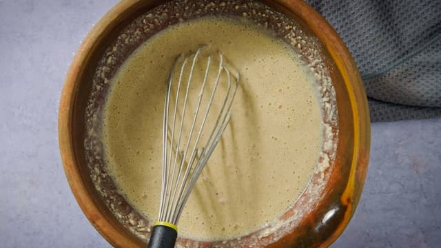 Tilsett de tørre ingrediensene i egg- og melkeblandingen, og rør til du har en glatt og fin røre. Hell i det smeltede smøret og rør det godt inn.