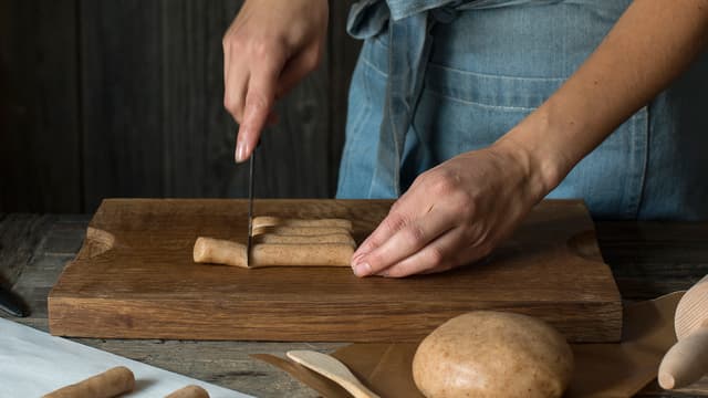 Skjær opp stykker i ønsket lengde og legg på et stekebrett med bakepapir.