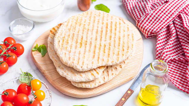 Stek ett og ett yoghurtbrød i en stekepanne til de er gylne på begge sider.