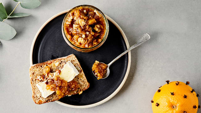 Fiken- og aprikosmarmelade med valnøtter