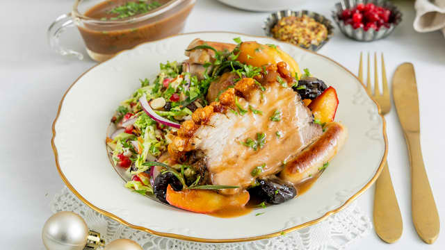 Ribbetallerken med rosenkålsalat og klassisk tilbehør