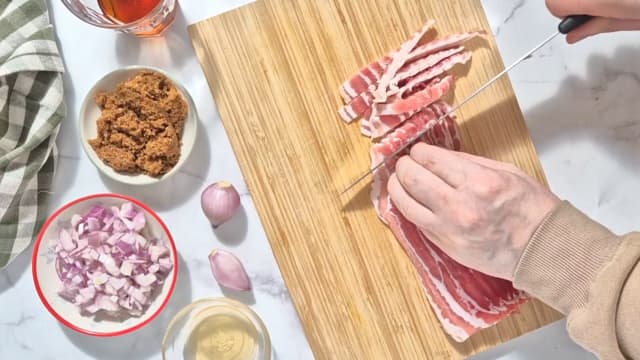 Stek baconbitene i en middels stor kjele med smøret på medium varme, til de er sprø.