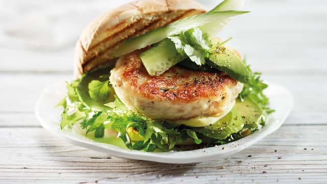 Grill eller stek burgeren ca. 2 min på hver side.