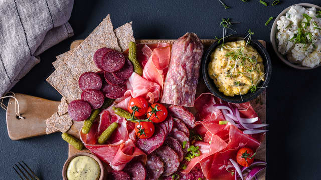 Du kan gjerne også pynte fatet med friske bær eller røde, små tomater.