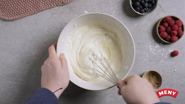 **Frosting:** Pisk smør, melis, frø fra vaniljestang, vaniljeekstrakt/vaniljesukker og fløte sammen i ca. 5-7 minutter til det er helt hvitt.