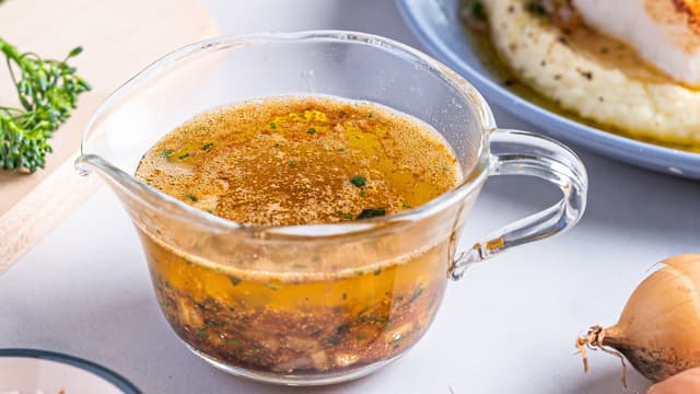 **Soyasmør:** Ta grønnsakene ut av panna og tilsett resten av smøret, finhakket sjalottløk, finhakkede urter, og soyasaus. Smak til med sitronsaft.