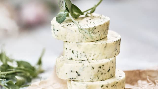 Grillet hvitløkssmør med brokkoli og ruccola