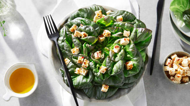 Ha salaten over på et fat og fordel resten av ingrediensene over.