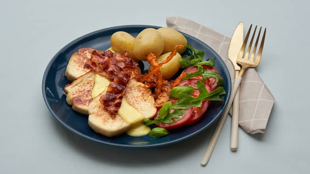 Stekt fiskepudding med bacon og karrisaus