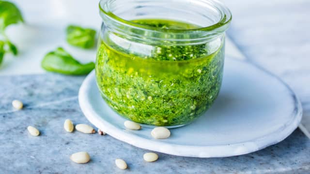 **Pistasjpesto:** Ha nøtter, basilikum og hvitløk i en foodprosessor eller blender. Bland sammen til en grov masse, spe med olivenolje til en litt tykk pesto. Vend inn finrevet parmesan, smak til med salt.