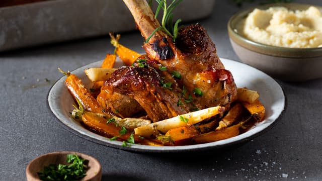 Server lammeskankene med rødvinssaus, bakte rotgrønnsaker og mandelpotetpuré.