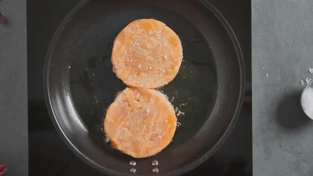 Grill eller stek lakseburgerne på sterk varme i ca. 3 min. på hver side. Burgerne skal være gylne og akkurat gjennomstekte.