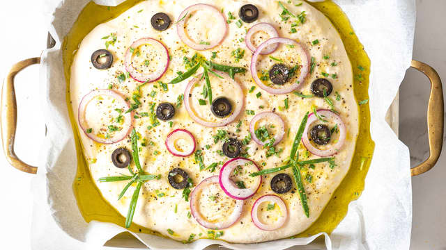 **Topping:** Kutt rødløk og oliven i skiver. Ha olivenolje over focacciaen og strø på rosmarin, rødløk og oliven. La deigen heve til dobbel størrelse i ca. 1,5 time. Ha på salt og pepper.