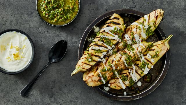 Grillet aubergine med saltet yoghurt og urtedressing