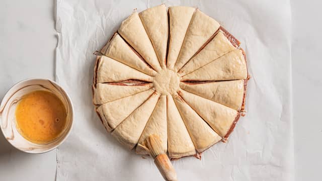 Pisk et egg og pensle deigen.