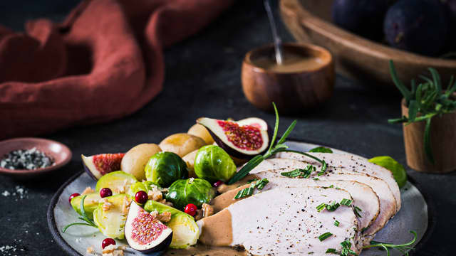 Skjær i pene skiver og dander på fat.