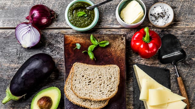 Ostesmørbrødet kan stekes i stekepanne eller i et ostesmørbrødjern om du har det.