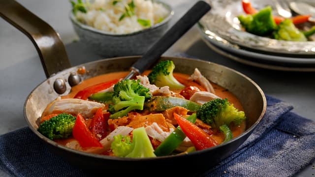 Server med ris, speltperler eller byggryn.