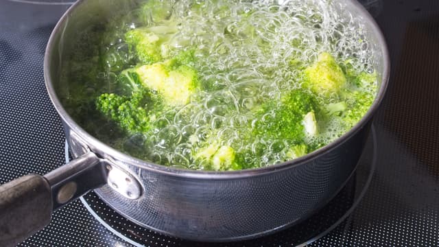 Del brokkolien i buketter, og kok dem i lettsaltet vann i ett minutt. Avkjøl i rennende kaldt vann.