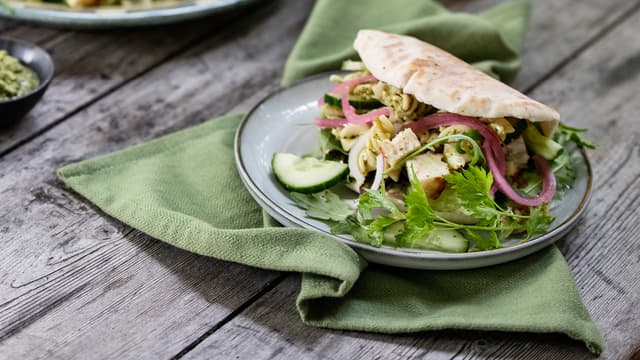 Pastasalat med fiskekaker og pesto