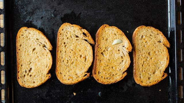 Bruk et godt brød, gjerne fransk landbrød, rist skiver i ovnen med hvitløk oppå.