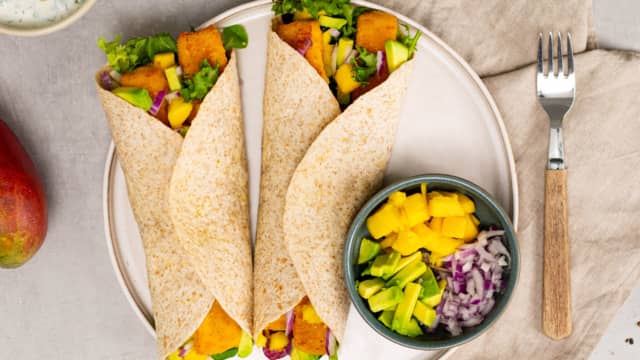 Wraps med fiskepinner og salat