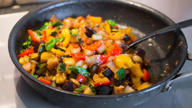 Ha løk og paprikablandingen tilbake i pannen og la det hele surre sammen i 10 minutter. Tilsett timian underveis.