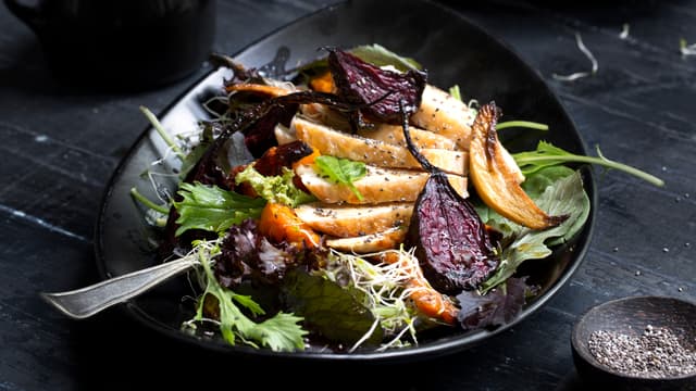 La kjøttet hvile i 10 minutter og del i skiver. Vend de bakte grønnsakene med sitronsaft og eventuelt litt ekstra olivenolje og fordel salat, rotgrønnsaker, spirer og stekt kylling i skiver på serveringsfat.