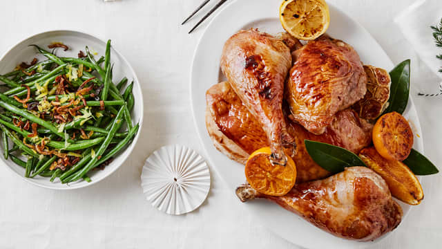 Glasert kalkun med grønne bønner og søtpoteter med kanel
