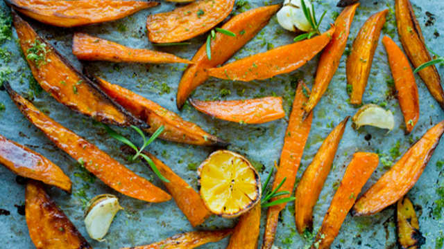 Ovnsbakte søtpoteter med rosmarin- og sitronsalt