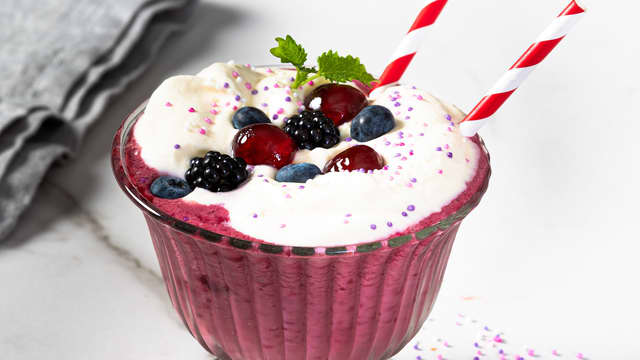 Topp gjerne med pisket krem og server med en gang.