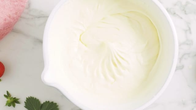 Pisk kremfløte og halvparten av sukkeret til løs krem.