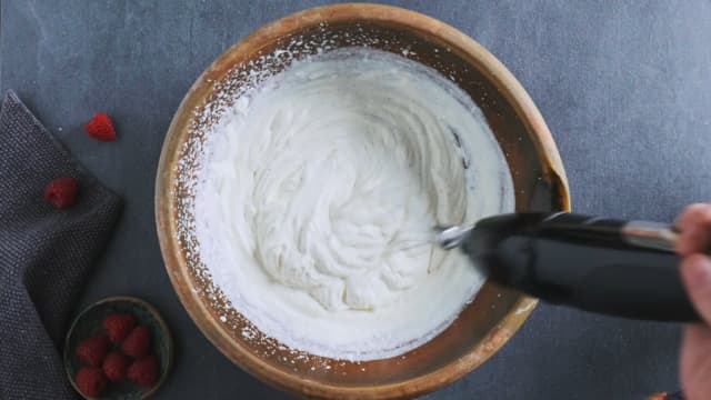 Pisk kremfløte og sukker til luftig krem.
