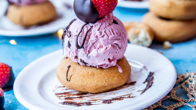 Dypp jordbær i sjokoladetrekk, legg til siden til det stivner helt.