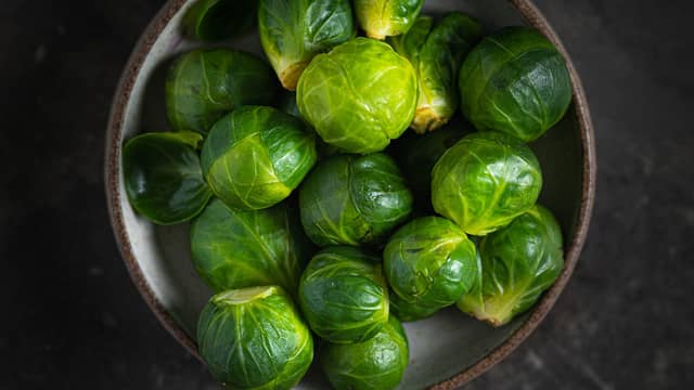 **Rosenkål:** Kok rosenkålen i godt saltet vann til de er møre. Hell av vannet og damp dem tørre. Stek rosenkålen raskt i 1 ss smør til de får farge. Ha på eplejuice og la koke et par minutter.