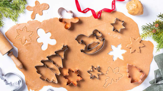 Trykk ut figurer med pepperkakeformer. Stek kakene midt i ovnen på 200 grader i 7-8 minutter. Avkjøl og dekorer med melisglasur.