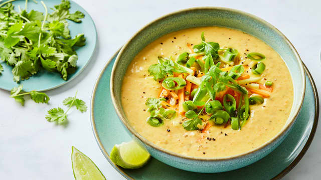 Thaisuppe pimpet med grønnsaker og koriander