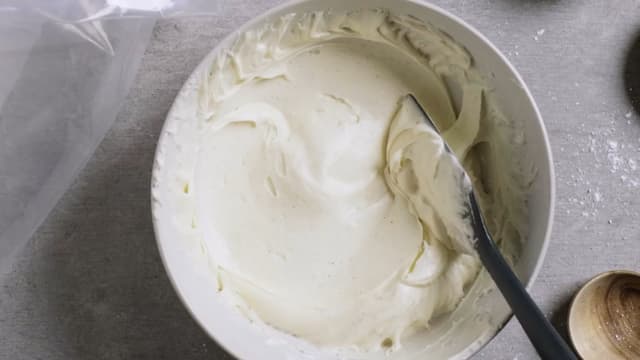 Ha alle ingrediensene i en bolle og pisk til en luftig og glatt glasur.