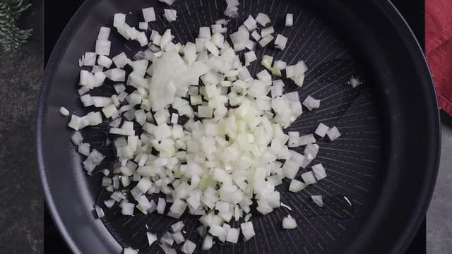 Hakk løk og sellerirot i små biter, og fres i en kjele med oljen til det er mørt.
