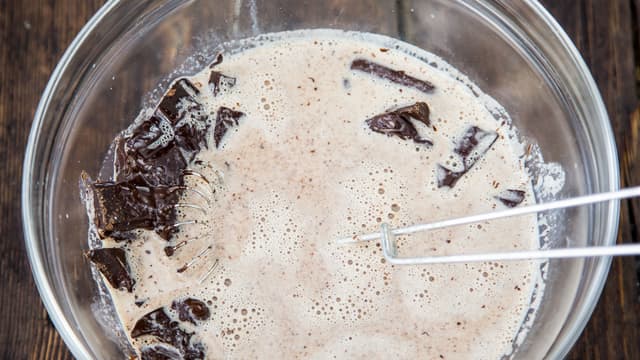 Når sjokoladen er helt oppløst og smeltet, tilsetter du resten av melken i 2-3 omganger mens du rører med en visp.