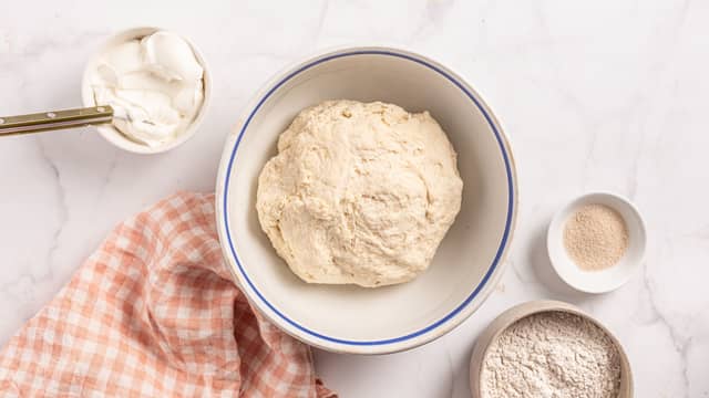 Ha alle ingrediensene i en kjøkkenmaskin og elt i ca. 5-7 minutter, til du har en fast deig.